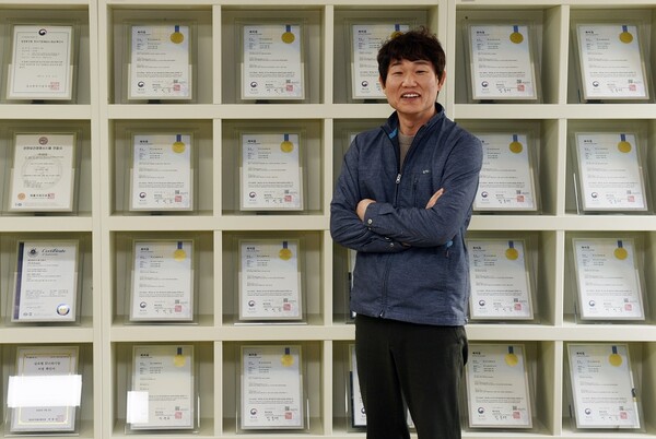 아라는 충남 스타기업, 강소기업, 우수벤처기업 등 다양한 인증을 받았고, 2022년에는 중소벤처기업부 장관 표창을 시작으로 2023년에는 대통령 표창과 충남도지사, 아산시장, 서울본부세관장, 대한상공회의소장 표창장을 수여 받으며 성장을 거듭하고 있다. (사진=박창환 기자)